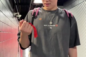 开拓者送中国结！瀚森：挂门上的我知道利拉德汉语发音标准啊