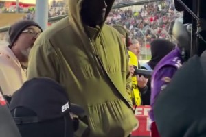 气场拉满迈克尔乔丹观看自己赛车队的比赛！